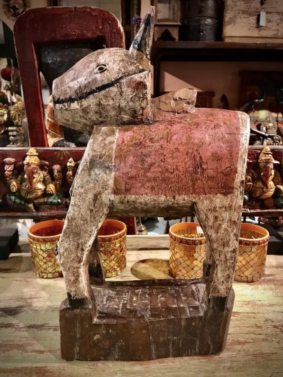 วัวศักดิ์สิทธิ์อินเดียไม้ชิ้นเดียวเพ็นท์สี