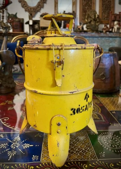 ถังน้ำมันเก่าวินเทจสีเหลือง 2 ชิ้น