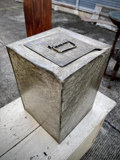 ถังน้ำมันเหล็กวินเทจ