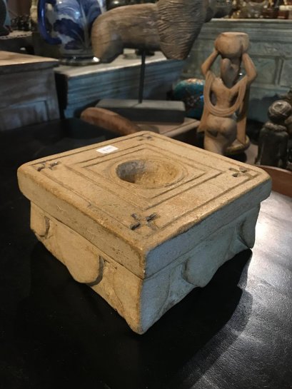 แท่นหินแกะสี่เหลี่ยม