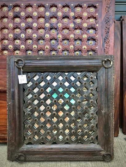 แผ่นไม้ระแนงแต่งหมุดทองเหลือง