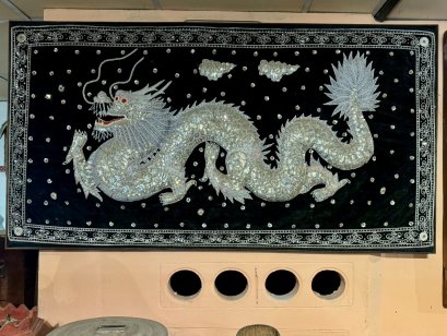 มังกรปักเลื่อมผ้ากำมะหยี่ยึดบนไม้