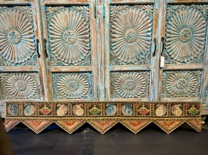 แผ่นไม้ยาวแกะสลักวาดสีสดใส