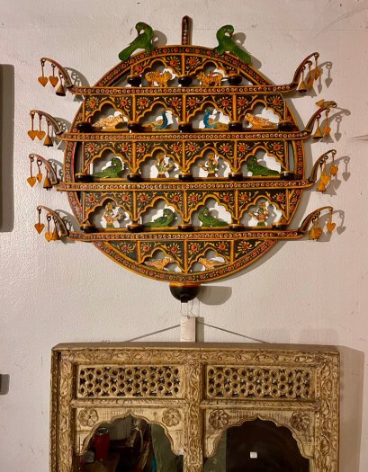 แท่นเชิงเทียนเหล็กทรงกลมฉลุลายเพ็นท์ลายเทพอินเดีย