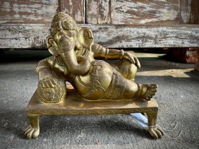 พระพิฆเนศไสยาสน์คเณศทองเหลือง