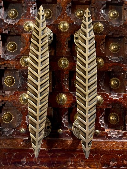 BRI25 คู่มือจับประตูทองเหลืองทรงใบไม้