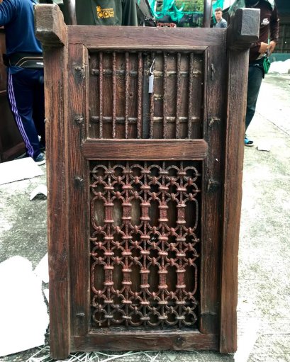 หน้าต่างไม้เก่าโบราณแต่งเหล็กดัด ชุดเซ็ตสองบาน