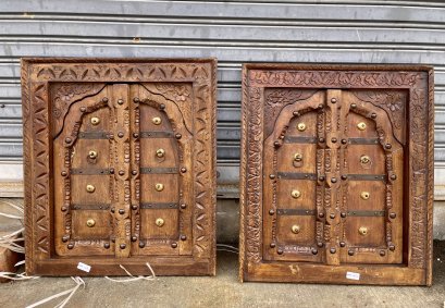 หน้าต่างไม้เก่าโบราณขนาดเล็กแต่งทองเหลือง