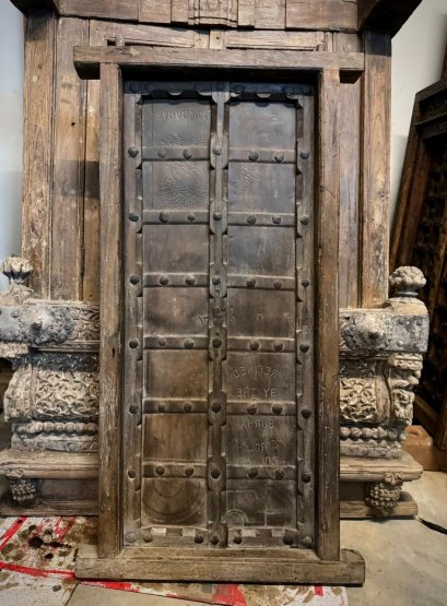 หน้าต่างไม้หนาพร้อมวงกบแต่งแผ่นโลหะวินเทจ