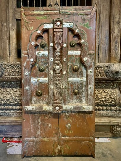 หน้าต่างไม้โบราณแต่งหมุดทองเหลือง