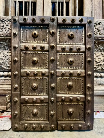 บานหน้าต่างไม้เล็กแต่งหมุดทองเหลือง