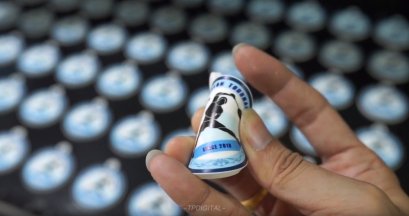 สกรีนพวงกุญแจ สกรีนโลโก้ลงบนพวงกุญแจยางสีขาว บิดง้อได้ ลาย ChiangRai Badminton 