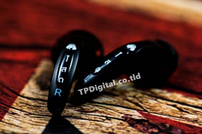 พิมพ์โลโก้หูฟัง สกรีนโลโก้ลงบนหูฟังสีดำ ลาย โสด สกรีนโลโก้บนก้านหูฟัง 