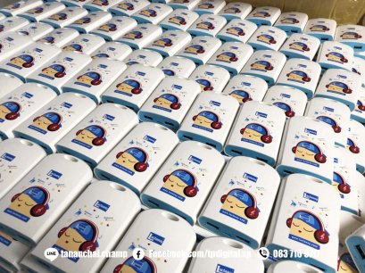 สกรีนโลโก้พาวเวอร์แบงค์ สกรีนลายลงบนพาวเวอร์แบงค์ ยี่ห้อ ELOOP ลาย VB  และ  Lactasoy