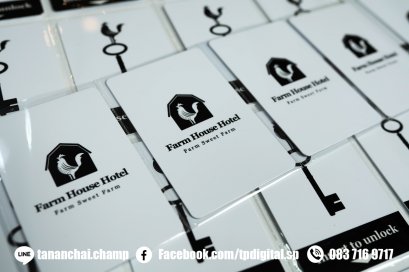 รับพิมพ์บัตรพลาสติก สีขาว ลาย Farm House Hotel วัสดุเป็นแผ่นคีย์การ์ด พื้นผิวเรียบสีขาว