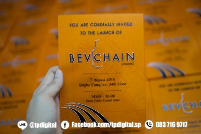 พิมพ์อะคริลิคแผ่นเชิญร่วมงาน พิมพ์ลายลงบนแผ่นอะคริลิคสีส้มใส ลาย BEVCHAIN
