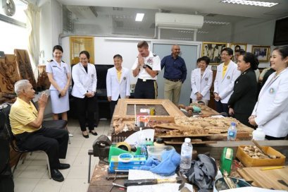 พลจัตวา โจเอล บี วาลฟ์ รองผู้อำนวยการฝ่ายแผนและนโยบายยุทธศาสตร์ กองกำลังสหรัฐฯ ภาคพื้นอินโด-แปซิฟิก/ผู้จัดการประชุมฝ่ายสหรัฐฯ และคณะเข้าสำรวจพื้นที่ รพ.ผศ.