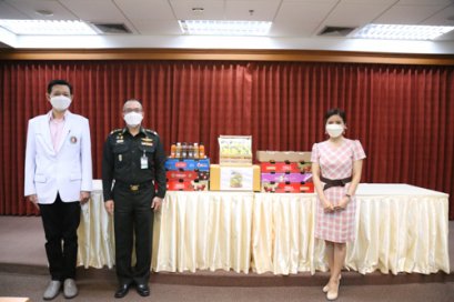 พ.ท.หญิง ชลรัศมี งาทวีสุข มอบเครื่องดื่มเพื่อบำรุงขวัญกำลังใจแก่บุคลากรทางการแพทย์