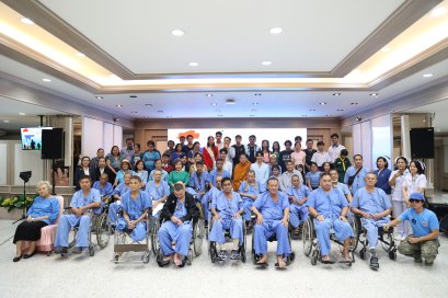 คุณสุชาติ ชวางกูร พร้อมด้วยศิลปิน นักแสดง "กลุ่มสร้างพลเมืองคุณภาพ" จัดกิจกรรมบำรุงขวัญ เลี้ยงอาหารเย็น และแสดงดนตรี แก่ผู้ป่วยทหารผ่านศึก