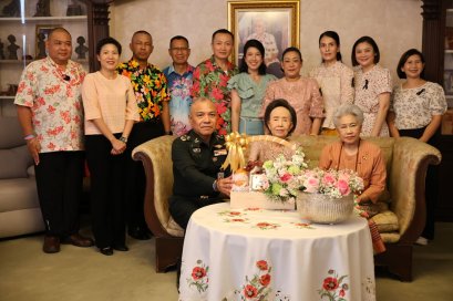 รดน้ำดำหัวและขอรับพรจาก คุณหญิงแสงเดือน ณ นคร ประธานกรรมการมูลนิธิสงเคราะห์ครอบครัวทหารผ่านศึกฯ