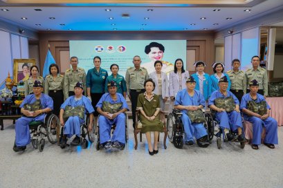 คุณหญิง แสงดือน ณ นคร ประธานกรรมการมูลนิธิสงเคราะห์ครอบครัวทหารผ่านศึก ในพระราชูปถัมภ์สมเด็จพระศรีนครินทราบรมราชชนนี พร้อมด้วยคณะกรรมการฯ มอบเงินบำรุงขวัญ ถุงยังชีพและอาหารกล่อง ให้แก่ผู้ป่วยทหารผ่านศึกที่พักรักษาตัว ณ รพ.ผศ.