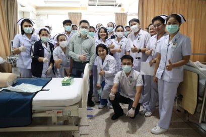 นายแพทย์บัญญพนต์ สุขประพฤติ ผู้ชำนาญการโรงพยาบาลทหารผ่านศึก พร้อมด้วยคณะทำงานการช่วยฟื้นคีนชีพ (CPR) ของโรงพยาบาลทหารผ่านศึก จัดกิจกรรมจำลองสถานการณ์ Code R โดยการโยนหุ่น