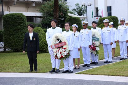 แพทย์หญิง ฉัตรสุมาลย์  ตันติกุล รองผู้อำนวยการโรงพยาบาลทหารผ่านศึก (ฝ่ายการแพทย์) เป็นผู้แทนในพิธีวางพวงมาลา