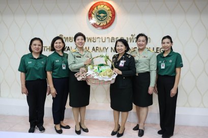 ผู้อำนวยการโรงพยาบาลทหารผ่านศึก มอบของที่ระลึกให้แก่ผู้อำนวยการวิทยาลัยพยาบาลกองทัพบก คุณงามความดีและเกียรติยศที่ท่านสร้างไว้ จะงดงามในความทรงจำตลอดไป 