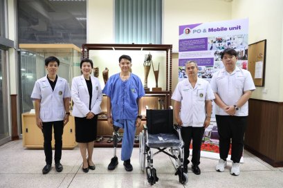 แพทย์หญิงจิตติมา ปรีชา ผู้อำนวยการโรงพยาบาลทหารผ่านศึก มอบขาเทียมระดับเหนือเข่าแกนในฝ่าเท้าโยกได้ที่มีคุณลักษณะเฉพาะพิเศษ ให้แก่ สิบเอก อมรฤทธิ์ นาสมฝัน ทหารผ่านศึกนอกประจำการ บัตรชั้นที่ 1