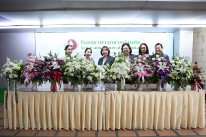 โรงพยาบาลทหารผ่านศึก โดย นางสาวธัญยาพร เวโรจน์ฤดี ผู้อำนวยการกองกลาง เป็นผู้รับมอบแจกันดอกไม้ จากสำนักงานเขตดินแดง 