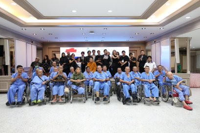 นางสาวนิภาพร ฟักเล็ก พยาบาล 9 กองพยาบาล โรงพยาบาลทหารผ่านศึก เป็นผู้แทนผู้อำนวยการโรงพยาบาลทหารผ่านศึก ให้การต้อนรับ คุณสุชาติ ชวางกูร ประธานกลุ่มสร้างพลเมืองคุณภาพ และคณะ