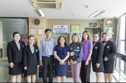 ดร.จุไรรัตน์ ศรีศิริ ผู้บริหารโรงเรียนเดอะแคร์การบริบาลให้การต้อนรับ  นายทวีศักดิ์ ยิ่งรุ่งโรจน์ รองผู้อำนวยการศูนย์สนับสนุนบริการสุขภาพที่ 10 และคณะรับฟังบรรยายสรุปและเยี่ยมชมกิจกรรมการเรียนการสอนของโรงเรียน