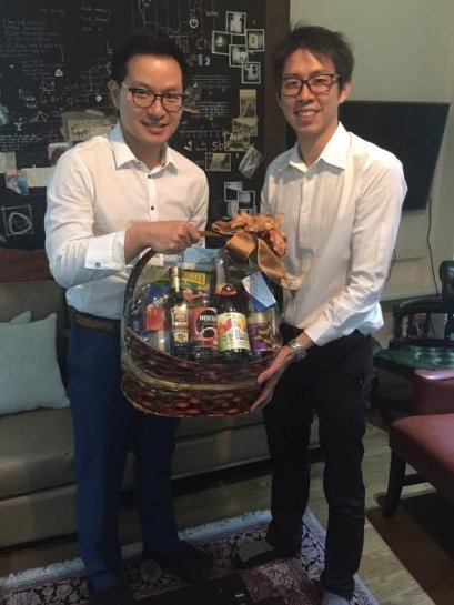 มอบกระเช้าของขวัญสวัสดีปีใหม่ บริษัท เซ้นส์ เอนเตอร์เทนเมท์ จำกัด