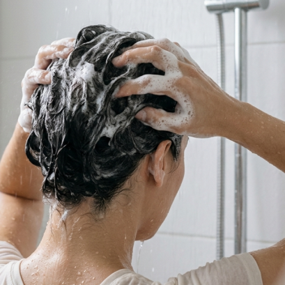 สระผมทุกวันทำให้ผมร่วงจริงไหม? เข้าใจความจริงก่อนตัดสินใจหยุดสระ