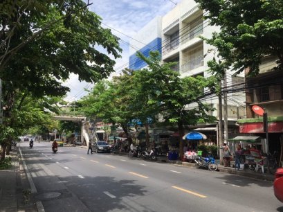 已售出！Charoen Krung 路商厦有租户，Asiatique 对面20 平方哇，转角房，特价，急！！