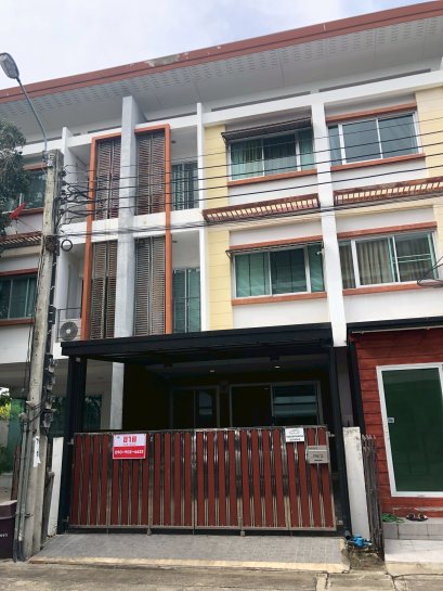 急售，价格实惠，地理位置优越，近素万那普机场，位于 Grandity Suvarnabhumi Village 的三层联排别墅，占地面积 18.7 平方哇，实用面积 150 平方米