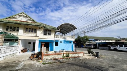 角落户型，面积大，价格便宜！出售双拼别墅，位于班普鲁克萨8号村，Nakhon Chai Si，2层楼，占地36平方哇，近主干道，交通便利，邻近Central Salaya