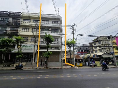 So Complete! Don’t Miss Out! Main Road Access! Next to the Market! Parking Available! Corner Commercial Building for Sale, 33 sq.w., Pracha Uthit, Thung Khru. Act Fast!!!