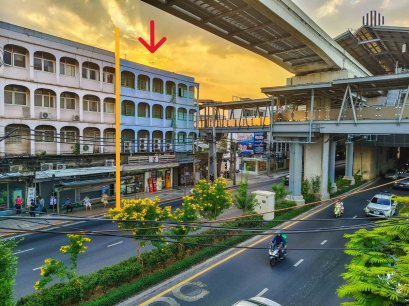 คุ้มสุด! หายากสุด! ติดรถไฟฟ้าแบบ 0 เมตร! ปล่อยเช่าด่วน อาคารพาณิชย์ ตึกแถว 4 ชั้นครึ่ง 3 คูหา 48 ตร.ว. ติด ถนน ลาดพร้าว ติดรถไฟฟ้าสายสีเหลือง โชคชัย4 พร้อม 7-11 เช่าอยู่ 2 คูหา รีบจับจองก่อนหลุดมือ