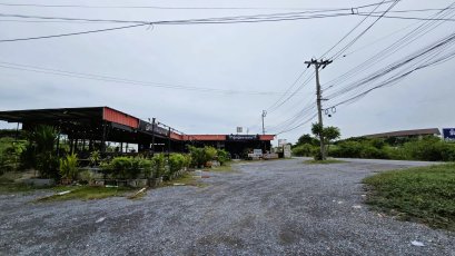 投资首选！超值地块适合商业开发！ 出售空地 1 莱 16 平方哇 紧邻乡村公路1009号！周围多个住宅区，商业需求旺盛！ 方正角地，有停车位，紧邻7-11，交通便利！地处巴养区 Wat Lat Pla Duk 附近，近Central WestGate！