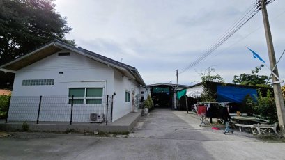 绝佳投资机会！社区内客房！长期满租！ 出售：带34间客房的土地和建筑物 – 长期满租！ 可加建成两层楼，将收入翻倍！手快有手慢无！