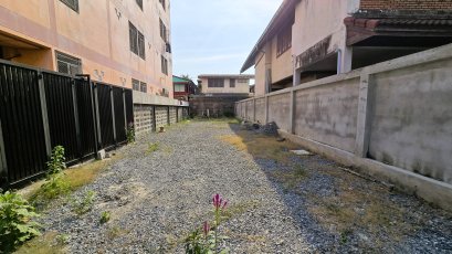 此价格仅此一块！ 出售：位于 Prachachuen 37 巷 1-2 支巷（Noppakao 巷）的空地。 适合自住建房或打造小型咖啡馆。 地段优越，位于 Bang Sue – Prachachuen 区。