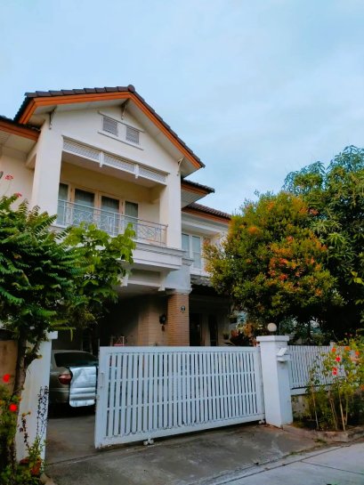 稀缺地段独栋别墅！巷子不深！！ 小区入口距离 Kanchanaphisek 主干道不到 1 公里。 出售：独栋别墅 53.5 平方哇，位于 Plai Bang 路，靠近调头口，邻近 Wat Sri Prawat 与 Wat Sri Rueang Boon，Bang Kruai，暖武里府。