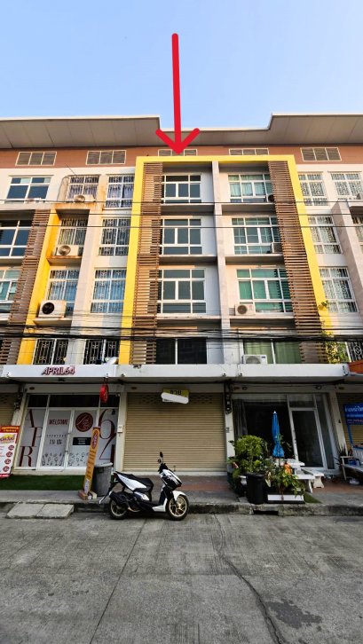 项目前面， 毗邻 Phutthamonthon Sai 4 主干道！ 出售佛统府Sam Phran，Sai Si Square 4层半商业楼，适合居住、居家办公或投资