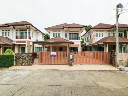 村中心大房子，项目最优价！出售Laddaville 1-2村独栋住宅73平方哇，位于暖武里府邦布通县Phimonrat区 Sai Noi 路 ，交通便利，近中央西门商场