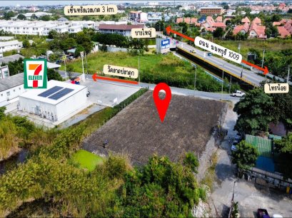 百万地段！仅需五位数租金即可入驻！ 出租：空地 1 莱 16 平方哇，紧邻 乡村公路 1009 号！ 周边大量住宅小区，需求非常旺盛！！ 方正转角地块，可停车，紧邻 7-Eleven，交通极其便利。 位于 Wat Lat Pla Duk – Bang Yai 区域，靠近 Central Westgate。