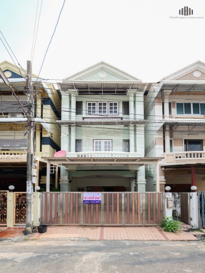 小区紧邻大学，占地宽敞，地段优越！ 出售Mooban Phibun 三层联排别墅，紧邻北曼谷皇家理工大学（King Mongkut&rsquo;s University of Technology North Bangkok），位于 Phibunsongkhram 路，Wong Sawang，Bang Sue，近 Rama 7 大桥，交通便利！！