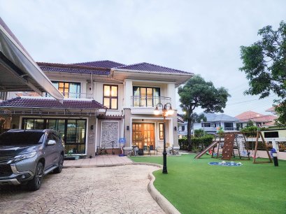 Spacious 2-Storey Detached House with Large Garden Land size: 156.4 sq.wah (≈ 625.6 sq.m.), usable area over 600 sq.m. Prime location with convenient access to Bhumibol Bridges 1–2, Industrial Ring Road, and Outer Ring Expressway. Future access to MRT Pur