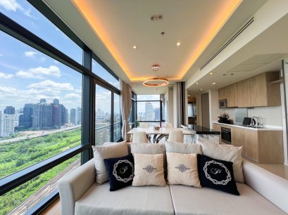 Experience a spectacular 5-star panoramic view with a 180-degree angle, the only unit of its kind in the project! For sale: Circle 2 Living Prototype condominium, just 700 meters from MRT Phetchaburi.