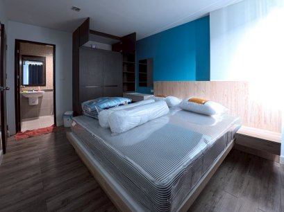 G公寓，C栋，一期。32平方米（并非最小户型），远离铁轨。位于是拉差中心地段，生活便利。